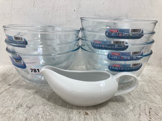 QTY OF PYREX CLASSIC MIXING BOWLS TO INCLUDE A WHITE CHINA GRAVY BOAT: LOCATION - BR16