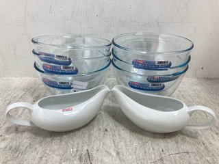 QTY OF PYREX CLASSIC MIXING BOWLS TO INCLUDE 2 X WHITE CHINA GRAVY BOAT: LOCATION - BR16