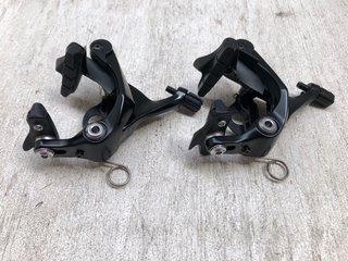 2 X SHIMANO 105 DIRECT MOUNT CHAINSTAY BRAKE CALIPERS IN BLACK - COMBINED RRP £120: LOCATION - AR8