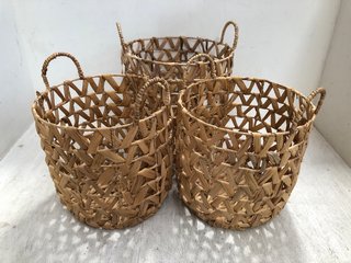 3 X ASSORTED STORAGE BASKETS IN NATURAL WOVEN DESIGN : SIZES SMALL AND MEDIUM: LOCATION - BR3