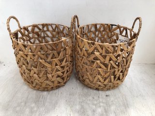 2 X SMALL STORAGE BASKETS IN NATURAL WOVEN DESIGN: LOCATION - BR3