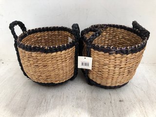 2 X SMALL ROPE STYLE WOVEN STORAGE BASKETS IN NATURAL AND BLACK: LOCATION - BR3