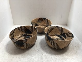3 X SMALL HANDLED STORAGE BASKETS IN NATURAL AND BLACK WOVEN DESIGN: LOCATION - BR10