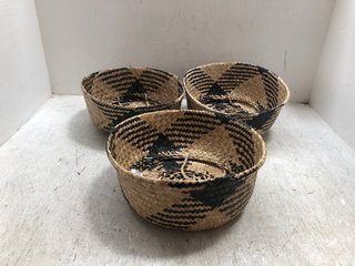 3 X SMALL HANDLED STORAGE BASKETS IN NATURAL AND BLACK WOVEN DESIGN: LOCATION - BR10