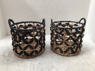 2 X SMALL HANDLED WOVEN STYLE STORAGE BASKETS IN NATURAL AND BLACK: LOCATION - BR11