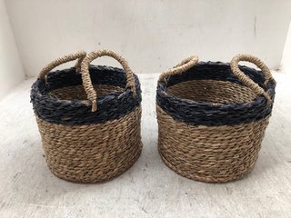 2 X MINI HANDLED WOVEN STYLE STORAGE BASKETS IN NATURAL AND BLACK: LOCATION - BR11