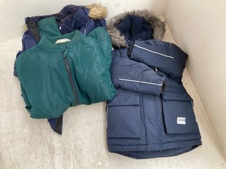 QTY OF ASSORTED JOHN LEWIS & PARTNERS CHILDRENS CLOTHING ITEMS TO INCLUDE WATERPROOF WINTER STYLE COAT WITH FAUX FUR LINED HOOD IN NAVY BLUE : SIZE 7 YRS: LOCATION - BR22