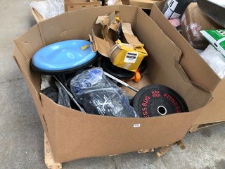 PALLET OF ASSORTED WEIGHTS TO INCLUDE FITNESS BUG 25KG PLATE: LOCATION - B6 (KERBSIDE PALLET DELIVERY)