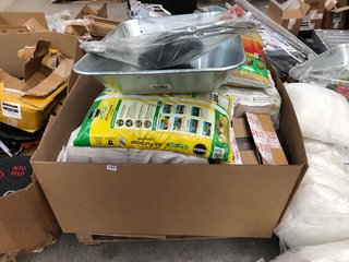 (COLLECTION ONLY) PALLET OF ASSORTED GARDEN ITEMS TO INCLUDE MIRACLE GRO PEAT FREE PREMIUM ALL PURPOSE COMPOST: LOCATION - B6