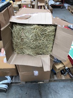 3 X ASSORTED ITEMS TO INCLUDE BOX OF HAY: LOCATION - B7 (KERBSIDE PALLET DELIVERY)