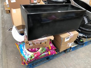 PALLET OF ASSORTED GARDEN ITEMS TO INCLUDE BLACK GARDEN PLANTER: LOCATION - B7 (KERBSIDE PALLET DELIVERY)