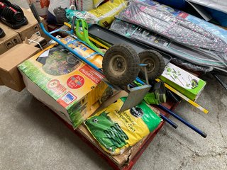 PALLET OF ASSORTED GARDENING ITEMS TO INCLUDE GREENWORKS POLE TRIMMER: LOCATION - B2 (KERBSIDE PALLET DELIVERY)