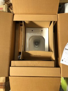 GROHE TOILET IN WHITE: LOCATION - B3