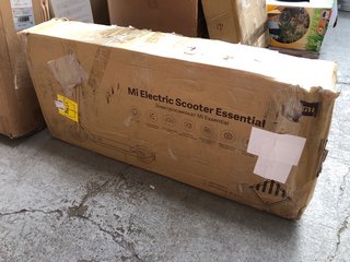 (COLLECTION ONLY) MI ELECTRIC SCOOTER ESSENTIAL - RRP £240: LOCATION - B3
