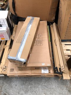PALLET OF ASSORTED ITEMS TO INCLUDE NEPTUNE 3 DRAWER DESK IN WHITE/OAK: LOCATION - B3 (KERBSIDE PALLET DELIVERY)