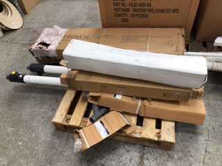 PALLET OF ASSORTED ITEMS TO INCLUDE 3M ROUND OVERHANGING PARASOL WITH BASE IN GREY: LOCATION - B8 (KERBSIDE PALLET DELIVERY)