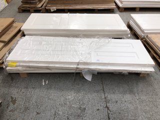 5 X ASSORTED DOORS TO INCLUDE WHITE PRIMED SHAKER 4 PANEL INTERIOR DOOR: LOCATION - A1 (KERBSIDE PALLET DELIVERY)