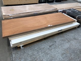 5 X ASSORTED DOORS TO INCLUDE WHITE PRIMED FIRE DOOR: LOCATION - A3 (KERBSIDE PALLET DELIVERY)