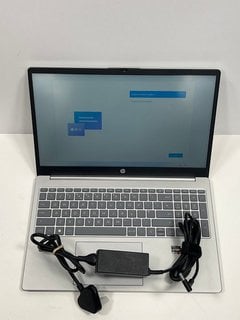 HP 15-FC0008NA 256 GB LAPTOP (ORIGINAL RRP - £499.00) IN SILVER: MODEL NO 893D9EA#ABU (WITH CHARGING CABLE, VERY GOOD COSMETIC CONDITION) AMD RYZEN 5 7520U @ 2.80GHZ, 8 GB RAM, 15.6" SCREEN, AMD RADE