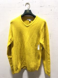 PALLET OF ASSORTED CLOTHING TO INCLUDE YELLOW JUMPER AND PINK DRESS APPROX RRP £750