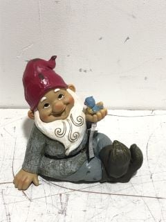 PALLET OF ASSORTED ITEMS TO INCLUDE SMALL GARDEN GNOME AND CROWN SHAPED DECORATION APPROX RRP £275