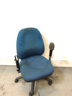 PALLET OF OFFICE CHAIRS TO INCLUDE BLACK GAS LIFT FABRIC OFFICE CHAIR, BLUE FABRIC OFFICE CHAIR RRP £320