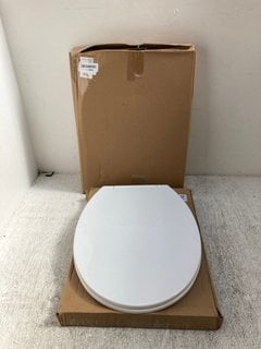 3 X ASSORTED TOILET SEATS IN WHITE: LOCATION - A3