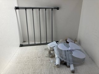 BLACK+DECKER EXTENDABLE OVER BATH AIRER TO INCLUDE STANDING FAN IN WHITE: LOCATION - A3