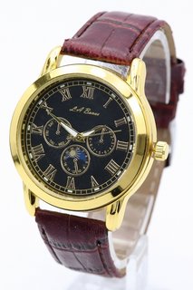 MEN’S LA BANUS QUARTZ CHRONOGRAPH WATCH. FEATURING A BLACK DIAL WITH SUB DIALS, YELLOW GOLD COLOURED BEZEL AND CASE, BURGUNDY COLOURED STRAP: LOCATION - A0