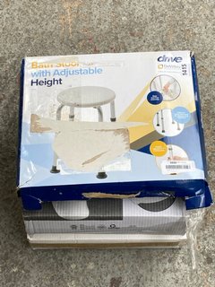 3 X ASSORTED MOBILITY AID ITEMS TO INCLUDE DRIVE DEVILBISS HEALTHCARE BATH STOOL WITH ADJUSTABLE HEIGHT: LOCATION - D8