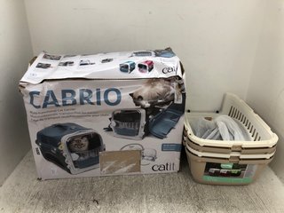 3 X ASSORTED PET ITEMS TO INCLUDE CABRIO MULTIFUNCTIONAL CAT CARRIER AND CAT CARRIER IN BROWN/CREAM: LOCATION - D15