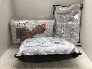 3 X ASSORTED BED ITEMS TO INCLUDE BHS LUXURY HOTEL PILLOW PAIR AND NATURES HUG DUCK FEATHER AND DOWN PILLOW: LOCATION - D15