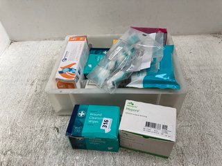 QTY OF ASSORTED MEDICAL ITEMS TO INCLUDE BOX OF 100 RELIWIPE WOUND CLEANSING WIPES & BOX OF MOLNLYCKE MEPORE ADHESIVE SURGICAL DRESSINGS: LOCATION - A13