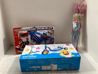 3 X ASSORTED ITEMS TO INCLUDE PINKFONG BABY SHARK MUSIC & LIGHTS SCOOTER AND MARIO KART RACING DELUXE TOY SET: LOCATION - A1