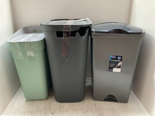 3 X ASSORTED BINS TO INCLUDE SMALL GREEN BIN WITH GREY LID AND SMALL BLACK BIN WITH BLACK LID: LOCATION - A1