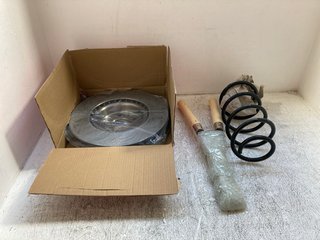 3 X ASSORTED ITEMS TO INCLUDE A VEHICLE SPRING A CAR BRAKE DISC: LOCATION - A1