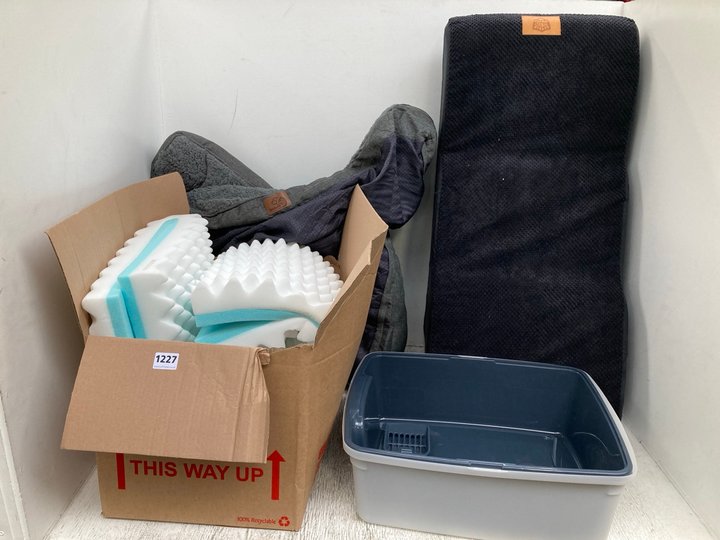 John Pye Auctions BEDSURE LARGE DOG BED IN GREY TO INCLUDE BLACK FABRIC PET STAIRS LOCATION F1