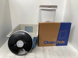 4 X ASSORTED PET ITEMS TO INCLUDE CLOSER PETS DOG FLAP: LOCATION - E1