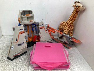 QTY OF ASSORTED KIDS TOYS TO INCLUDE MONDO PW120 SCOOTER IN ORANGE: LOCATION - E4