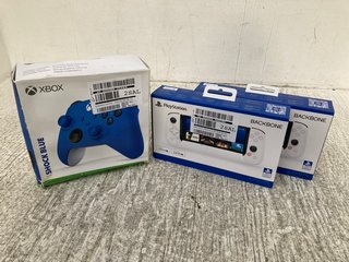 2 X PLAYSTATION BACKBONE PHONE GAMING CONTROLLERS TO INCLUDE XBOX WIRELESS CONTROLLER IN SHOCK BLUE: LOCATION - E17