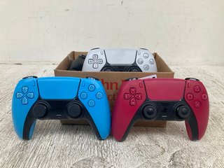 4 X PLAYSTATION 5 CONTROLLERS IN VARIOUS COLOURS TO INCLUDE PINK: LOCATION - E17