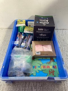 BOX OF ASSORTED BABY ITEMS TO INCLUDE EWAN THE DREAM SHEEP: LOCATION - F17
