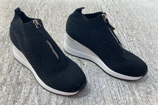 WOMENS RIVER ISLAND SONIC SLIP-ON TRAINERS IN BLACK/WHITE - SIZE UK3: LOCATION - F16