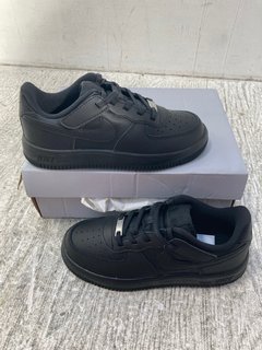 KIDS NIKE AIR FORCE 1 LOW TRAINERS IN TRIPLE BLACK - SIZE UK1.5: LOCATION - F16