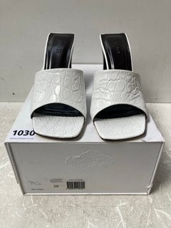 PAIR OF LILIANA LADIES PURE WHITE CIRCULAR CROCO EMBOSSED LEATHER HEELS SIZE: UK 5 - RRP £324: LOCATION - BR2