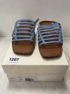 PAIR OF ROSA LADIES BLUE LEATHER FLAT SANDALS SIZE: UK 6 - RRP £338: LOCATION - BR5