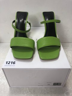 PAIR OF NAYLA LADIES PISTACHIO GRAINED LEATHER HEELS SIZE: UK 6 - RRP £315: LOCATION - BR5