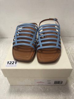 PAIR OF ROSA LADIES BLUE LEATHER FLAT SANDALS SIZE: UK 2 - RRP £338: LOCATION - BR5
