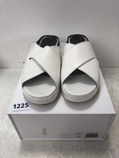 PAIR OF IGGY LADIES WHITE GRAINED LEATHER FLAT SANDALS SIZE: UK 3 - RRP £333: LOCATION - BR5