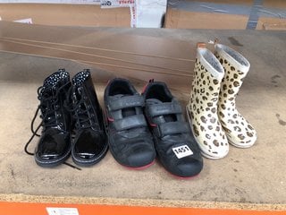3 X PAIRS OF CHILDRENS SHOES TO INCLUDE LEOPARD PRINT WELLIES IN BROWN/CREAM - EU 25: LOCATION - BR17